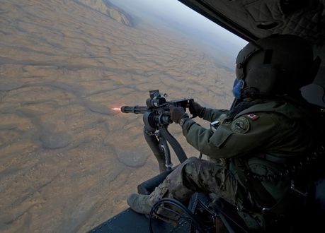 Обои на рабочий стол Канадский военный стреляет по пустыне (CANADA GRIFFON)