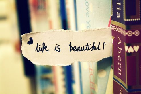 Обои на рабочий стол Листок между книг (Life is beautiful... Ahern)