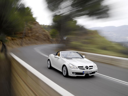 Обои на рабочий стол Mercedes-Benz SLK Facelift мчится по горной дороге