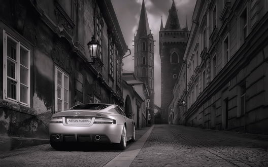 Обои на рабочий стол Aston Martin в старом городе