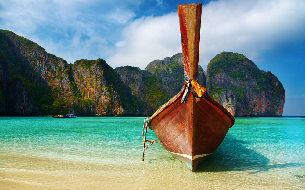 Обои для рабочего стола Традиционная лодка на берегу океана, Tаиланд / Thailand