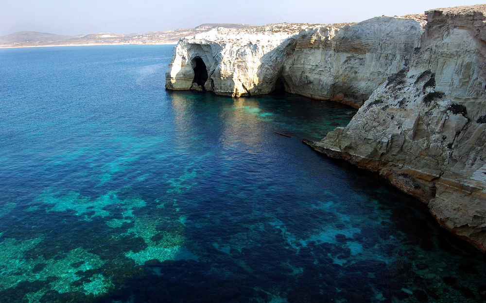 Обои для рабочего стола Прозрачное море и скалы