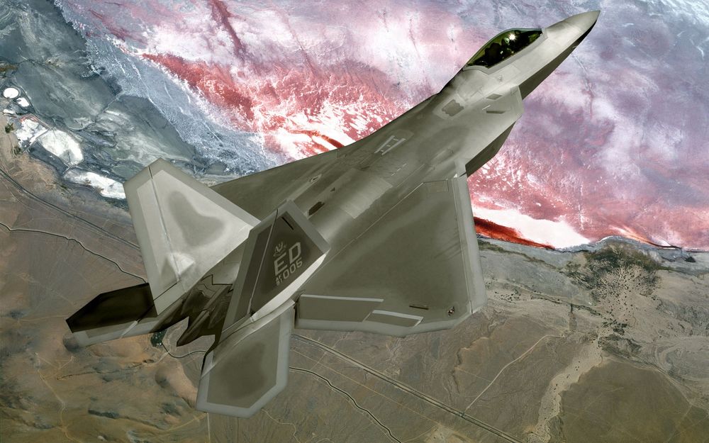 Обои для рабочего стола Малозаметный истребитель ВВС США F-22A Raptor в полете на фоне земли