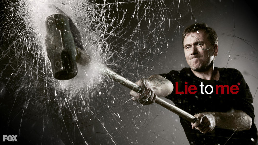 Обои для рабочего стола Лайтман из сериала «Lie to me» телекомпании FOX бьёт по стеклу кувалдой