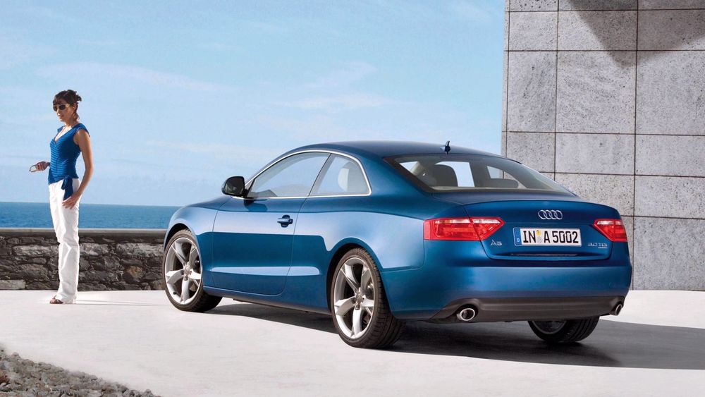 Обои для рабочего стола Девушка и ее новенькая Audi A5 под цвет кофточки