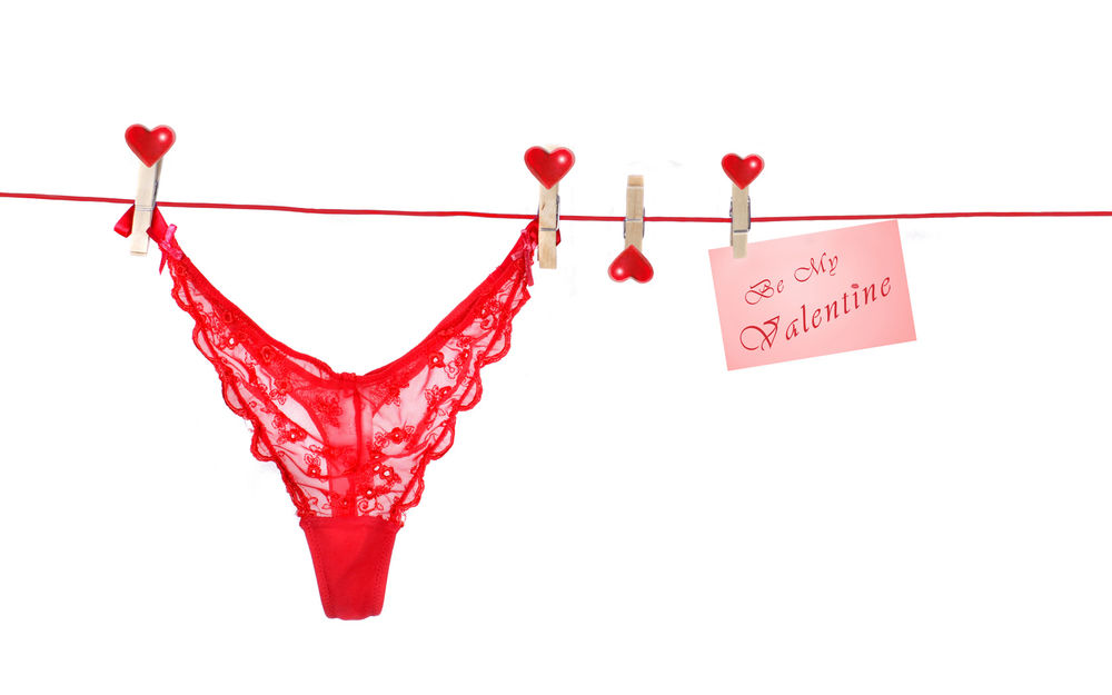 Обои для рабочего стола Bе my valentine, трусики на прищепках