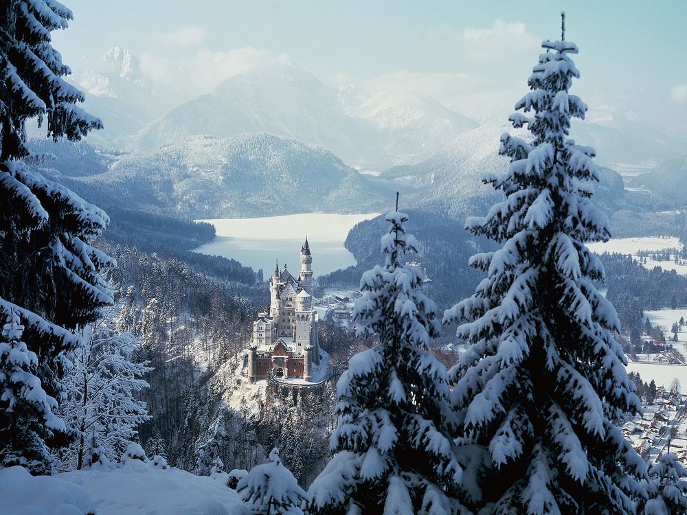 Обои для рабочего стола Замок Нойшванштайн / Schlob Neuschwanstein около городка Фюссен в юго-западной Баварии, Германия