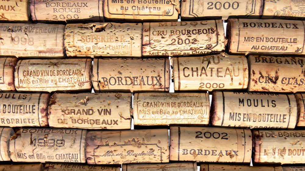 Обои для рабочего стола Пробки от разных вин (Bordeaux, Grand vin de Bordeaux, Moulis Mis en douteille)