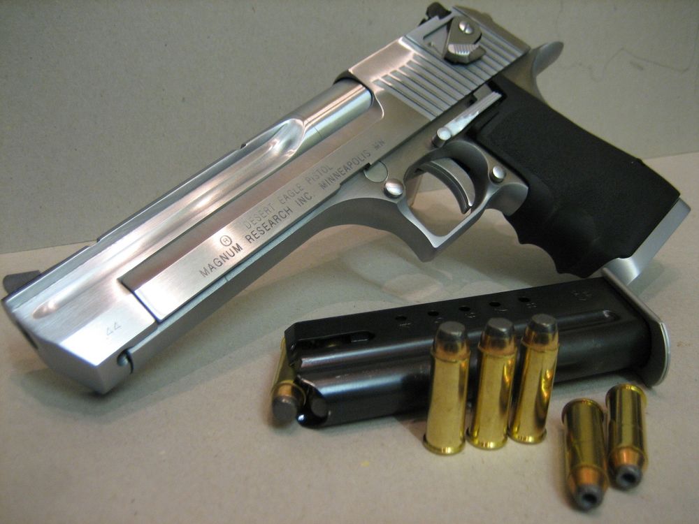 Обои для рабочего стола Ствол, рядом с ним его магазин и патроны(desert eagle pistol magnum research inc. minneapolis)