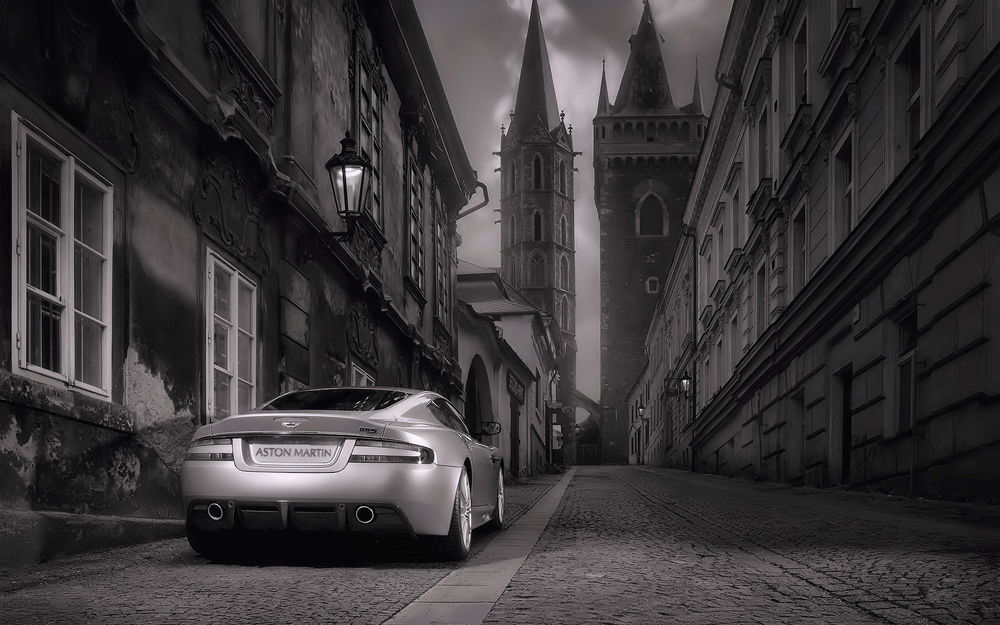 Обои для рабочего стола Aston Martin в старом городе