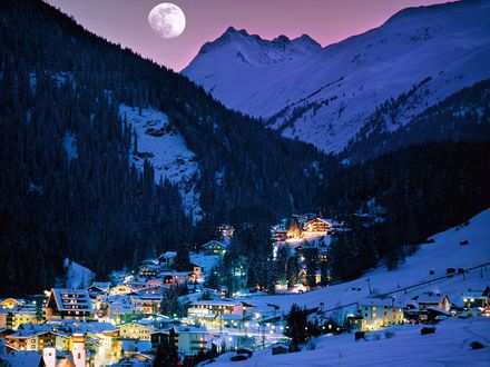 Обои на рабочий стол Город Санкт-Антон-ам-Арльберг / St. Anton at Arlberg, историческая область Тироль / Tirol, Австрия в горах ночью при свете луны
