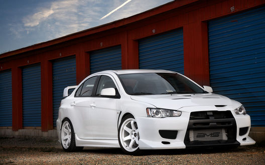 Обои на рабочий стол Тюнинг автомобиля Mitsubishi Lancer / Мицубиши Лансер evolution, у гаражей (AMS)
