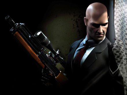 Обои на рабочий стол Снайпер из игры «Hitman» отодвинул тюль готовясь к выстрелу