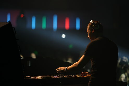 Обои на рабочий стол Диджей Тиесто (Dj Tiesto) за работой