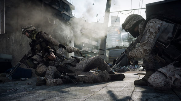 Обои на рабочий стол Американские солдаты в игре Battlefield 3 (Бэтлфилд 3) тащат раненного