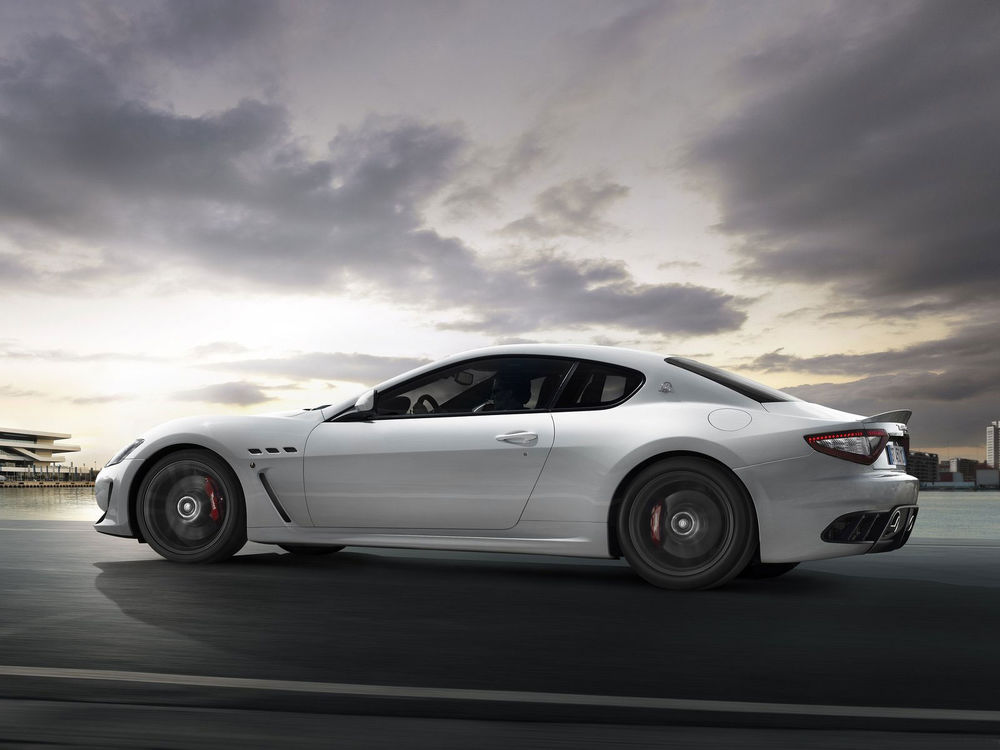 Обои для рабочего стола Машина - Maserati GranTurismo MC Stradale мчит по шоссе