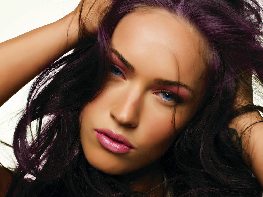 Обои для рабочего стола Меган Фокс / Megan Fox поправляет волосы