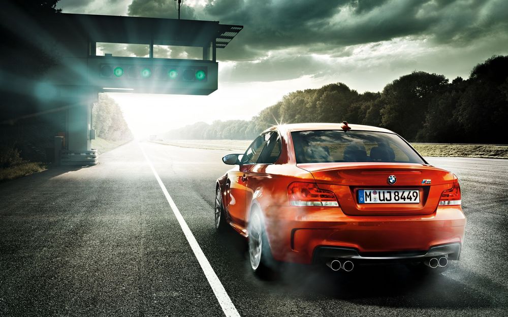 Обои для рабочего стола Загорелся зеленый свет и красная BMW M UJ 8449 готова сорваться с места