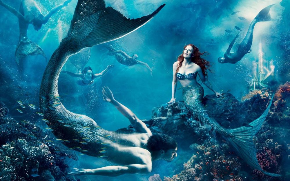 Обои для рабочего стола Актриса Джулианна Мур / Julianne Moore и американский пловец-олимпийский чемпион Майкл Фелпс /  Michael Phelps в образах диснеевских героев из 'Русалочки / The Little Mermaid'  (проект американского художника- фотографа Энни Лейбовиц / Annie Leibovitz)