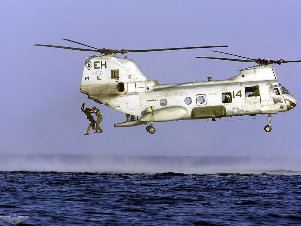 Обои для рабочего стола Грузовой вертолёт CH-46 над морем (MARINES)
