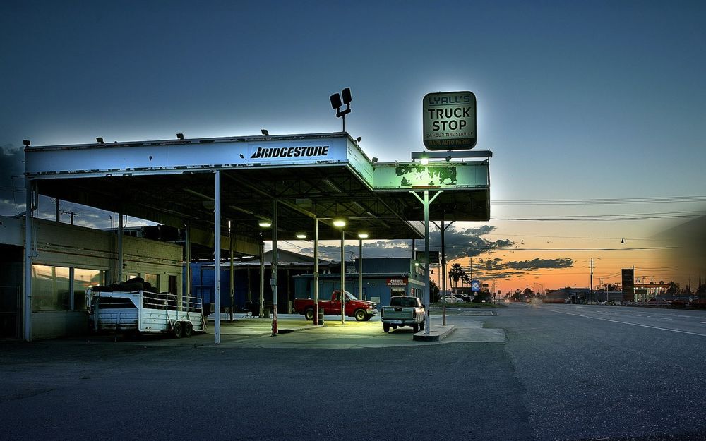 Обои для рабочего стола Автозаправка в американской глубинке  (Bridgestone Lyall's Truck stop)