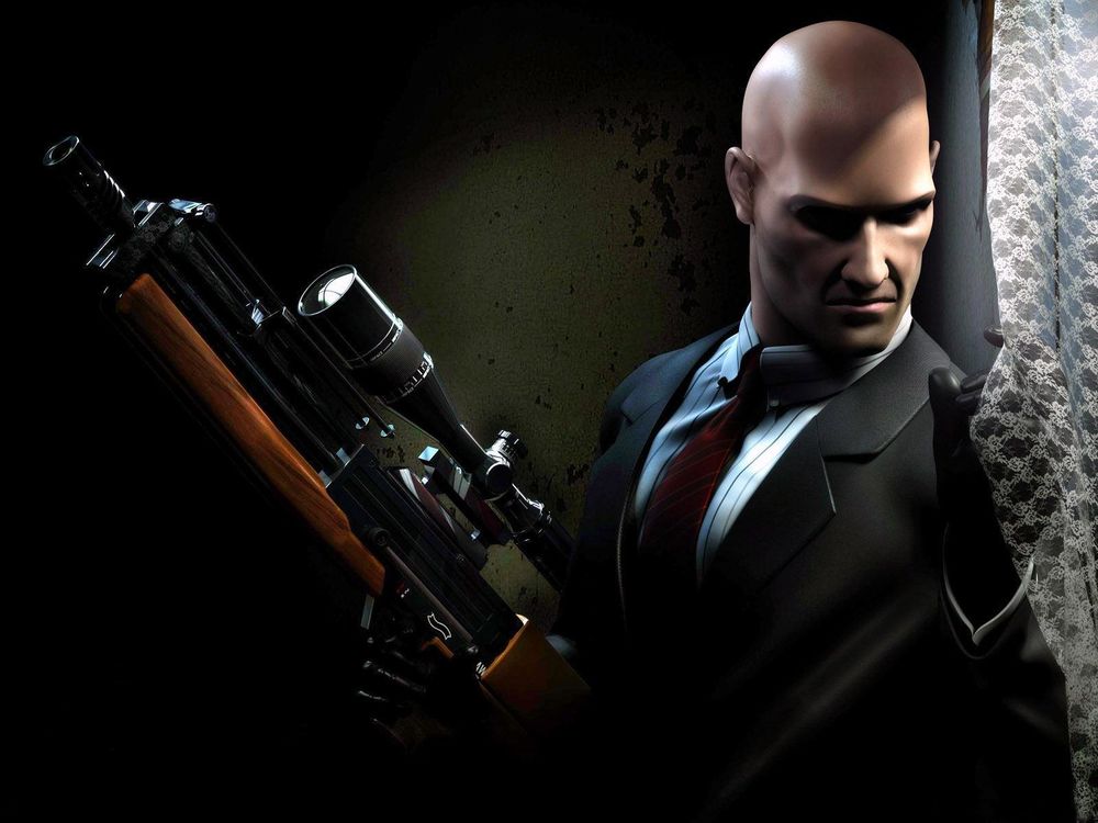 Обои для рабочего стола Снайпер из игры «Hitman» отодвинул тюль готовясь к выстрелу