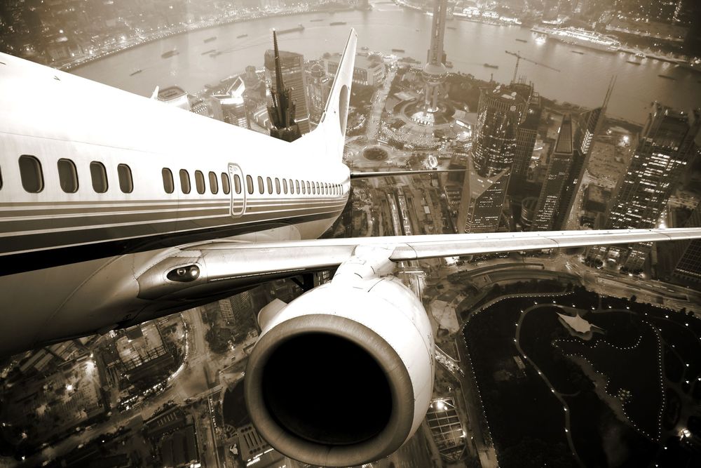 Обои для рабочего стола Самолет взлетает над Шанхаем