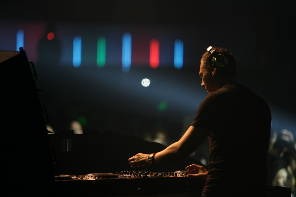 Обои для рабочего стола Диджей Тиесто (Dj Tiesto) за работой