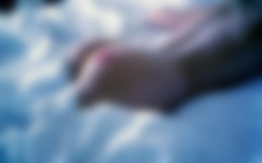 Обои на рабочий стол Девушка лежит в постели с поцелуем на попе