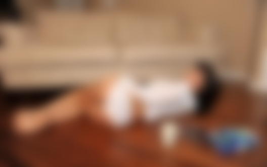 Обои на рабочий стол Девушка на полу у кожаного дивана в белых трусиках рядом с печеньем в шоколаде и молоком