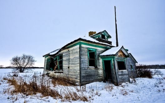 Обои на рабочий стол Заброшенный дом посреди заброшенного поля