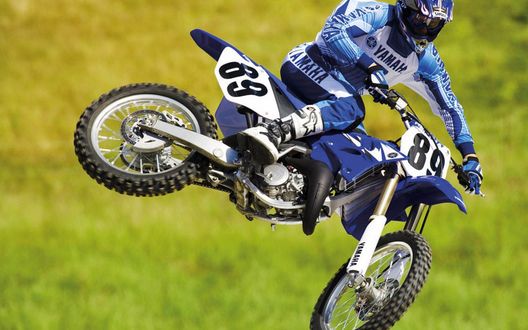 Обои на рабочий стол Гонщик на мотоцикле Yamaha 89