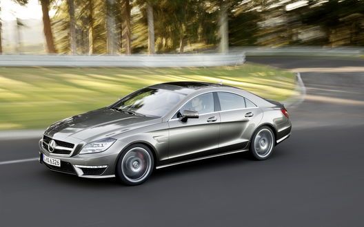 Обои на рабочий стол Mercedes Benz CLS 63 AMG в движении