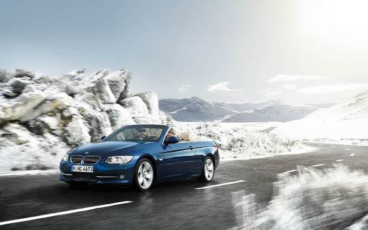 Обои на рабочий стол Синий автомобиль Bmw Cabrio на горной трассе