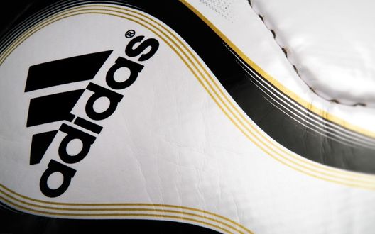 Обои на рабочий стол Футбольный мяч крупно (adidas)
