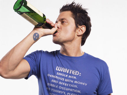 Обои на рабочий стол Джонни Ноксвиль (Johnny Knoxville) (Wanted: single men. generous with money and affection. Stable occupation no turkey's...)