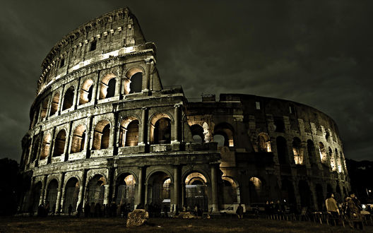 Обои на рабочий стол Колизей, Рим, Италия / The Colosseum, Rome, Italy на фоне пасмурного неба ночью