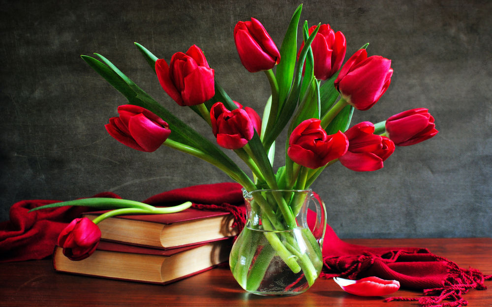 Обои для рабочего стола Букет тюльпанов в графине с пузырьками и книги с шалью