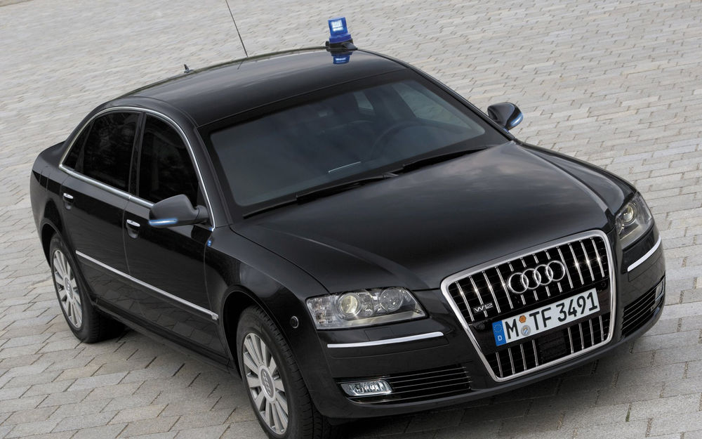 Обои для рабочего стола Ауди / Audi W12 с мигалкой