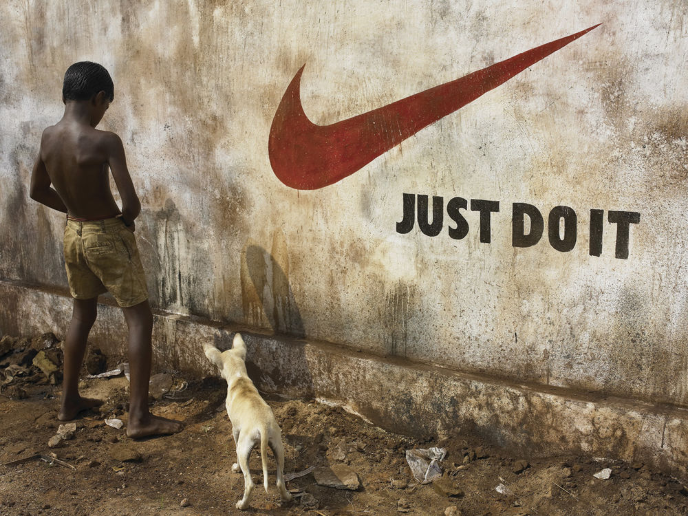 Обои для рабочего стола Собака смотрит на писающего на стену с логотипом Найк / Nike мальчика (just doit - только по маленькому)