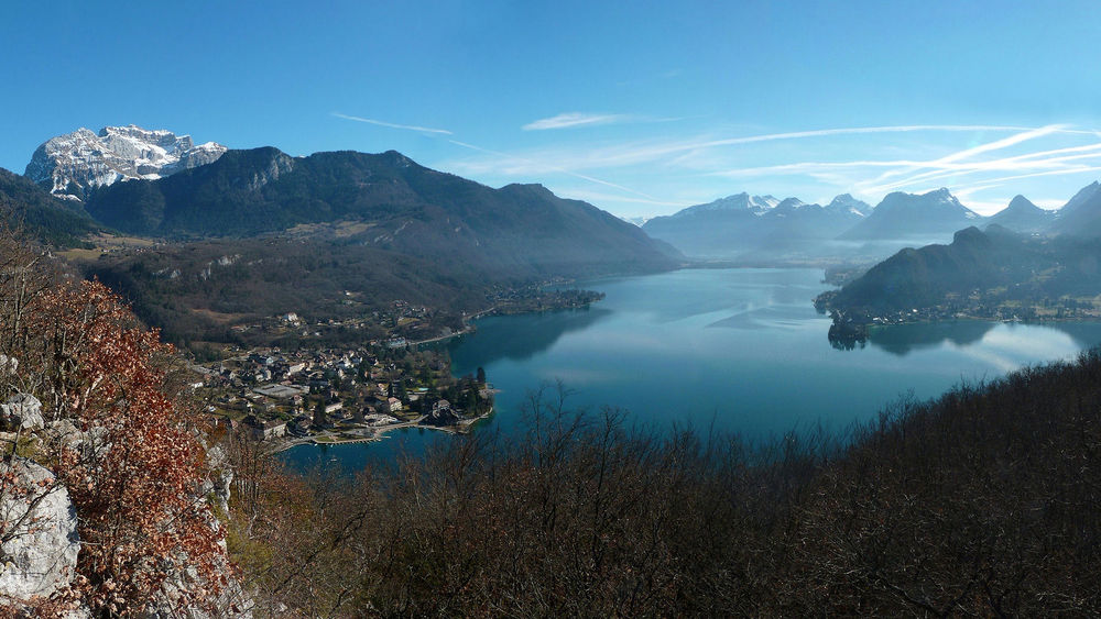 Обои для рабочего стола Lac Annecy, маленький городок в горах на берегу озера