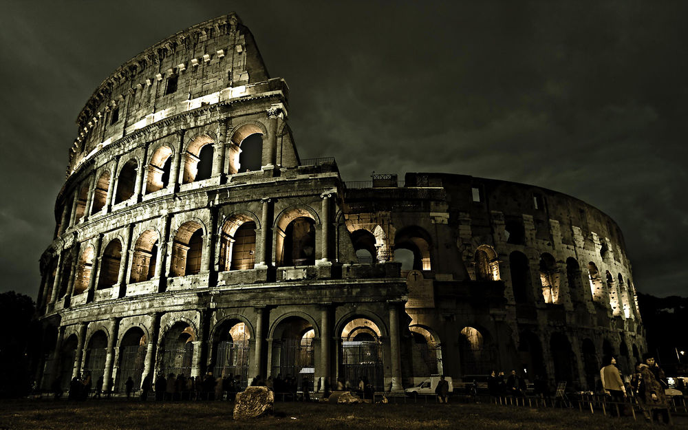 Обои для рабочего стола Колизей, Рим, Италия / The Colosseum, Rome, Italy на фоне пасмурного неба ночью