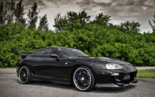 Обои на рабочий стол Toyota Supra на дороге на фоне кустарника
