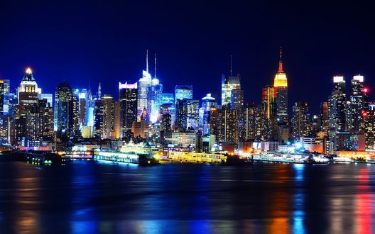 Обои на рабочий стол Фото Andrew Mace ночного Нью-Йорка / NYC на морском побережье с причалами