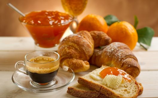 Обои на рабочий стол Завтрак с джемом, круассанами и кофе