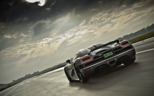 Обои на рабочий стол Koenigsegg Agera на трассе