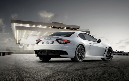 Обои на рабочий стол Дорогой спортивный автомобиль Maserati Granturismo MC Stradale 2011 белого цвета