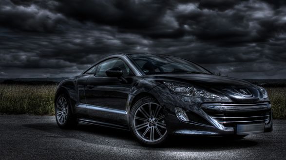 Обои на рабочий стол Спортивная версия Peugeot на дороге в поле