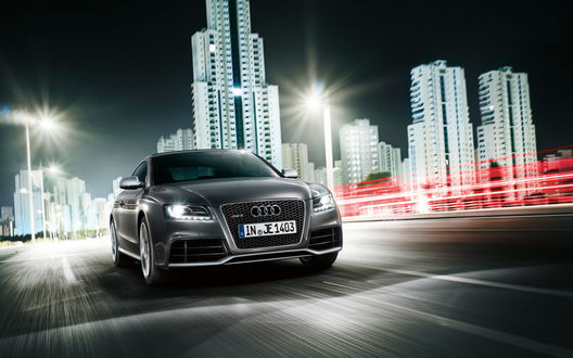 Обои на рабочий стол Audi F8 / Ауди A8 на фоне ночного черно-белого города (IN JE1403)