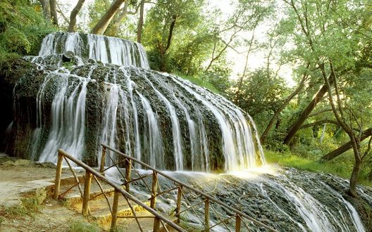Обои на рабочий стол Водопад и лестница
